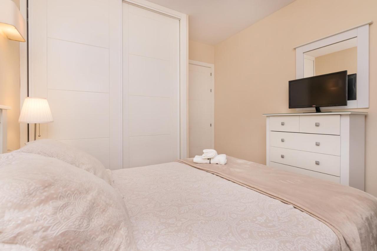 Bhost - The King Apartment ฟูเอนฮิโรลา ภายนอก รูปภาพ